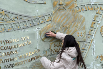 Фотография к новости: Taza Like. Жамбылдық жастар аллеяны жарнамалардан тазартты