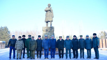 Фотография к новости: Елордада генерал Панфиловтың ескерткішіне гүл шоқтары қойылды
