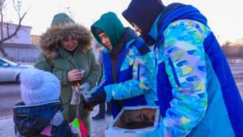 Фотография к новости: Астана еріктілері тұрғындарға аязды күні көмектесіп жүр