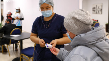 Фотография к новости: Алматыда қызылшаға қарсы вакцинаны 30 мыңнан астам адам алды