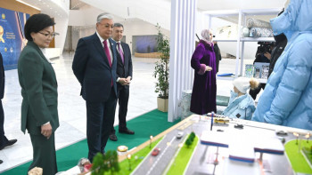 Фотография к новости: Тоқаев Қазақстанда жасалған тауарлармен танысты