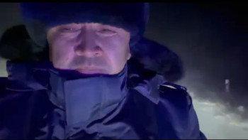 Фотография к новости: Полицейлер жолдарда қалып қойған адамдарға көмек көрсетіп жатыр