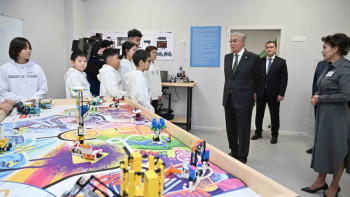 Фотография к новости: Мемлекет басшысы Астана қаласындағы №96 мектеп-гимназияны аралап көрді