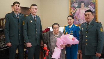 Фотография к новости: Әскери қызметкерлер Бибігүл Төлегенова жаңа жасымен құттықтады