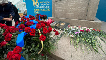 Фотография к новости: Алматыда Тәуелсіздік монументіне гүл шоғы қойылды