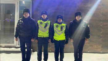 Фотография к новости: Қостанай облысында полицейлер мұз астынан екі адамды шығарып алды