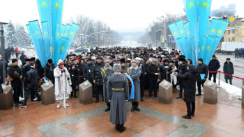 Фотография к новости: Алматыда «Тәуелсіздік таңы» монументіне гүл шоқтары қойылды