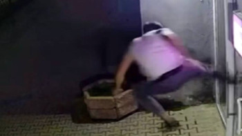 Фотография к новости: Алматыда ер адам тапсырыс беру пунктінің әйнегін сындырды