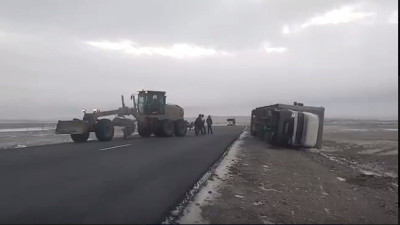 Абай облысында  қатты жел жүк көлігін аударып тастады