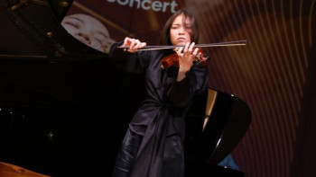 Фотография к новости: Қазақстандық скрипкашы Бангкокта өнер көрсетті