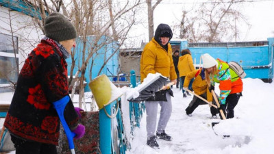 «10 игі іс»: Астанада волонтерлер қарт кісілерге көмек көрсетті