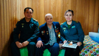 Фотография к новости: Қарулы Күштердің әскери қызметшілері майдангерді ғасырлық мерейтойымен құттықтады