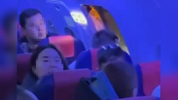 Фотография к новости: Әуе кемесінің апаттық есігін ашқан адам қамауға алынуы мүмкін