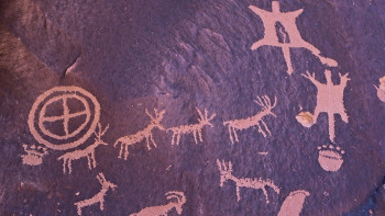 Фотография к новости: Еліміздегі петроглифтерді тамашалауға жылына қанша турист келеді?