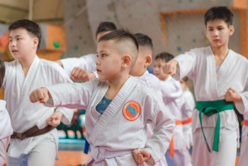 Фотография к новости: «Халық» қоры Алматыда 700 спортшының басын қосқан каратэден халықаралық турнирді қолдады