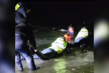 Фотография к новости: Атырау облысында полицейлер мұз астына түсіп кеткен екі адамды құтқарды