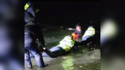 Атырау облысында полицейлер мұз астына түсіп кеткен екі адамды құтқарды