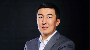 Фотография к новости: Сырымбек Тау қазақ тілін қолдау қорына 5 млн теңге аударды