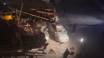 Фотография к новости: Ақтауда қатты желден ғимараттың шатыры ұшып кетті