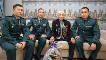 Фотография к новости: Әскери қызметшілер соғыс ардагерлерін жаңа жылмен құттықтады