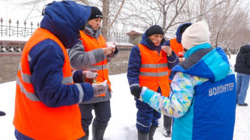 Фотография к новости: Елордалық волонтерлер коммуналдық қызметкерлерге шай мен бауырсақ таратты