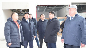 Фотография к новости: Мәжілісмендер құрылысы ұзаққа созылған гемотологиялық орталықтың жұмысымен танысты