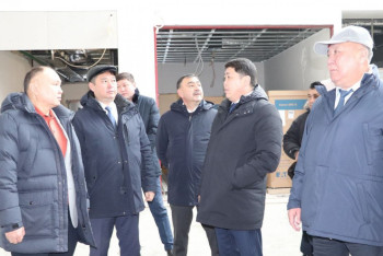 Фотография к новости: Мәжілісмендер құрылысы ұзаққа созылған гемотологиялық орталықтың жұмысымен танысты