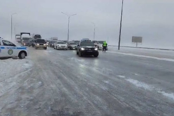 Фотография к новости: Полицейлер 6 мыңнан астам көлікке жол бастап жүрді