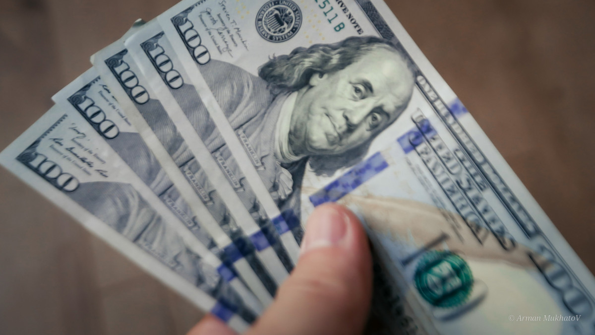 «Шын купюра екен деп қалдым»: Оралда дүкеннен кәдесыйға арналған «доллар» ұрланды