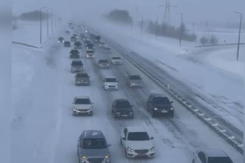 Фотография к новости: Ақмола полицейлері қар құрсауында қалған 900-ге жуық көлікті шығарды