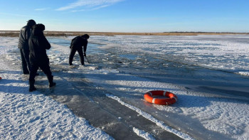 Фотография к новости: Ақтөбеде ішінде үш адам отырған көлік су астына кетті