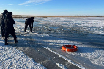 Фотография к новости: Ақтөбеде ішінде үш адам отырған көлік су астына кетті