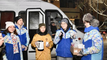 Фотография к новости: Игі істер марафоны: еріктілер Астана коммуналшыларына шай мен бауырсақ таратты