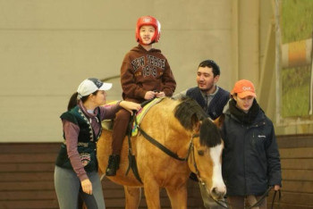 Фотография к новости: Астанада балалар иппотерапияның көмегімен оңалтудан тегін өте алады