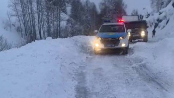 Фотография к новости: ШҚО полицейлері көшкін салдарынан жолда қалып қойған көліктерді құтқарды