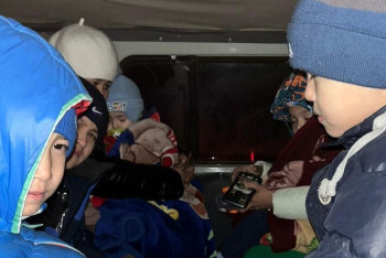 Фотография к новости: Ақтөбелік полицейлер қатты аязда жолда қалған шетелдіктерге көмектесті