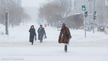 Фотография к новости: Қарағандыда қатты бораннан бағдаршам жұлынып кеткен