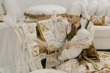 "Ұйқың тәтті болсын, бөпешім". Райм мен Ерке баласын бесікке салды