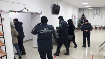 Фотография к новости: Полицейлер жолда қалған шетелдіктерді құтқарды