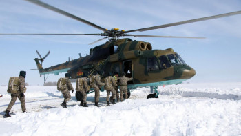 Фотография к новости: Қонаев гарнизонының десантшылары парашютпен алғашқы секірулерін орындады