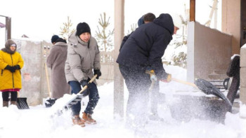 Фотография к новости: Еріктілер Үркер елді мекеніндегі тұрғындардың ауласының қарын күреп берді