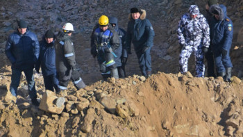 Фотография к новости: Майқайыңдағы апат. Құм астына көмілген құтқарушылардың жеке заттары табылды