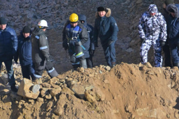 Фотография к новости: Майқайыңдағы апат. Құм астына көмілген құтқарушылардың жеке заттары табылды