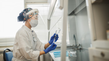 Фотография к новости: Фейк: Pfizer вакцинацияланған адамдардың байланысын бақылай алады