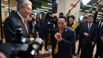 Фотография к новости: FAO басшысы әйгілі Алматы апортынан дәм татты