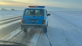 Фотография к новости: Павлодар облысының полицейлері жолда тоңып қалған тұрғындарға көмек көрсетті