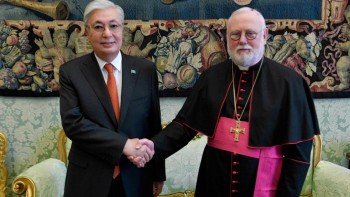 Фотография к новости: Тоқаев Қасиетті Тақ Хатшысымен кездесті