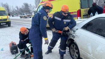 Фотография к новости: Құтқарушылар көлікке қысылып қалған үш адамды аман алып қалды