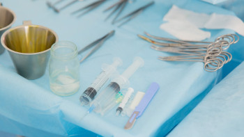 Фотография к новости: Өскеменде өңештің сирек кездесетін дертіне шалдыққан балаға ота жасалды