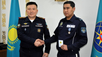 Фотография к новости: Өрттен адамдарды құтқарған полицей марапатталды